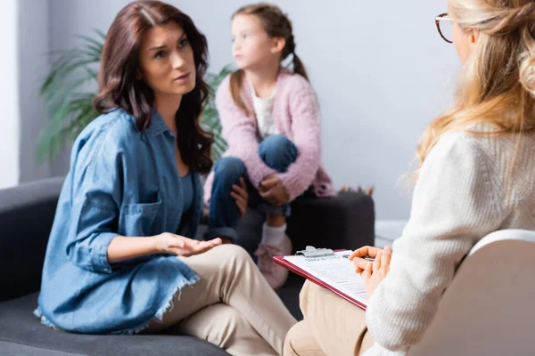 Bezorgde Moeder Brengt Dochter Naar Psycholoog — Stockfoto