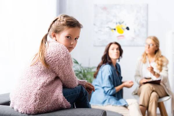 Tochter Sitzt Auf Sofa Während Mutter Mit Psychologin Spricht — Stockfoto