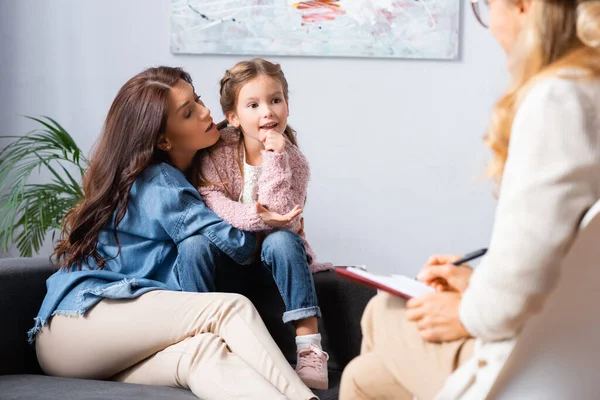 Mãe Abraçando Filha Enquanto Visita Psicólogo — Fotografia de Stock