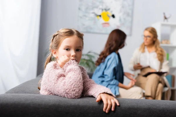 Hija Sentada Sofá Mientras Madre Habla Con Psicólogo — Foto de Stock