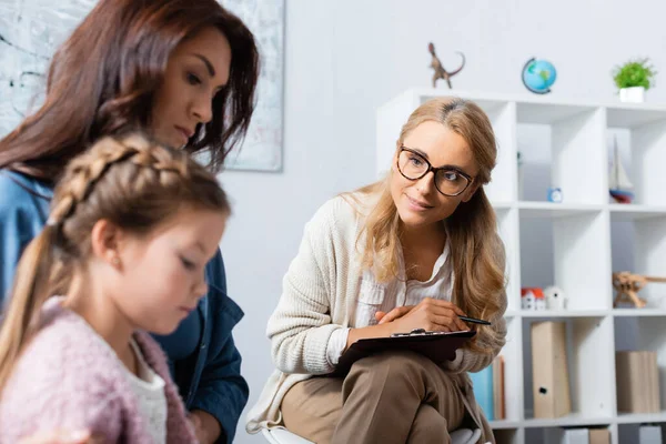 Zmartwiona Matka Przyprowadzająca Córkę Psychologa — Zdjęcie stockowe