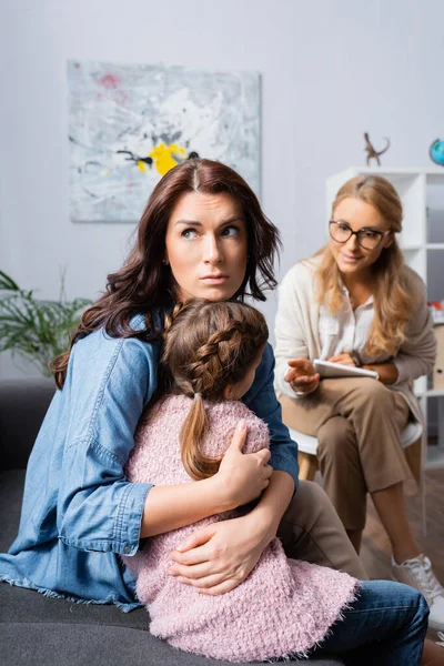 Menina Paciente Sentado Com Mãe Falando Com Psicólogo — Fotografia de Stock