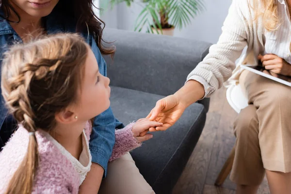 Little Girl Patient Sitting Mother Giving Hand Psychologist — Stock Photo, Image