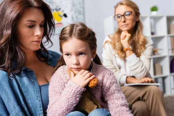 Niña Pequeña Paciente Sentado Con Madre Mientras Visita Psicólogo Pancarta — Foto de Stock