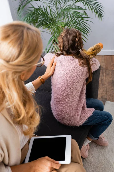 Rückansicht Der Kleinen Patientin Mit Spielzeugpsychologe — Stockfoto