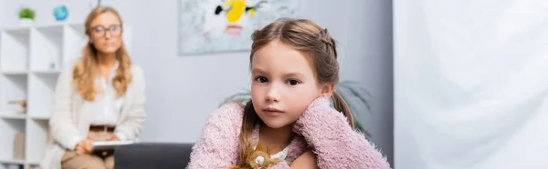 Маленькая Девочка Пациентка Посещающая Психолога Баннер — стоковое фото