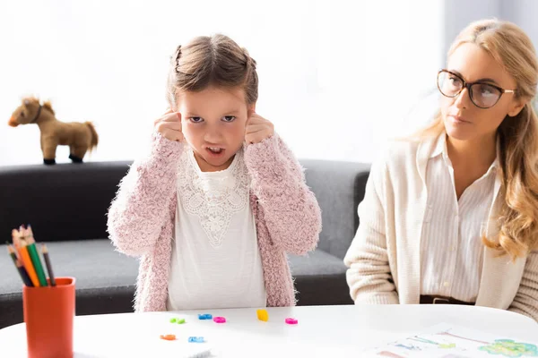 Arrabbiato Ragazza Paziente Stringendo Pugni Durante Visita Psicologo — Foto Stock