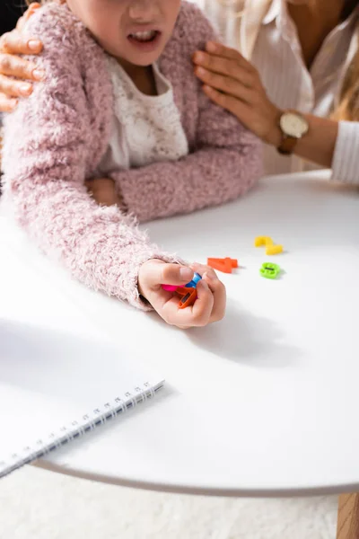 Vista Ritagliata Del Paziente Ragazza Calcolo Con Figure Durante Visita — Foto Stock