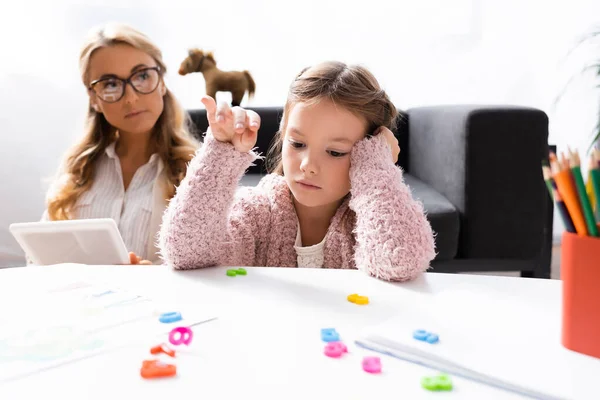 Ragazza Paziente Calcolo Con Cifre Durante Visita Psicologo — Foto Stock