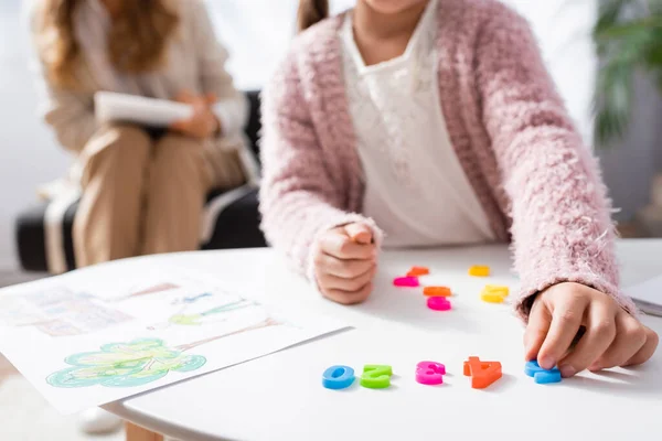 Cropped View Girl Patient Calculating Figures While Visiting Psychologist — Stock Photo, Image