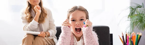 Menina Paciente Gritando Apertando Figuras Enquanto Visita Psicólogo Banner — Fotografia de Stock