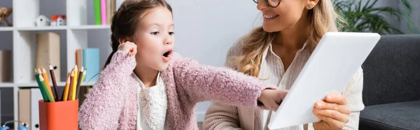 Niño Emocionado Apuntando Tableta Digital Mientras Visita Psicólogo Pancarta —  Fotos de Stock