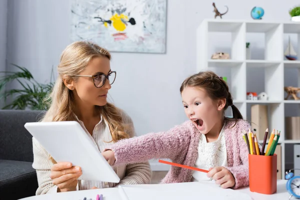 Litet Barn Skriker Och Pekar Digital Tablett När Besöker Psykolog — Stockfoto