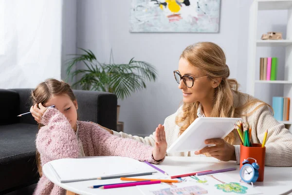 Kleines Mädchen Weigert Sich Beim Psychologen Besuch Digitales Tablet Schauen — Stockfoto