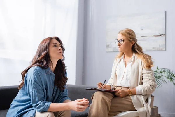 Worried Brunette Woman Mental Problem Visiting Therapist — Stock Photo, Image