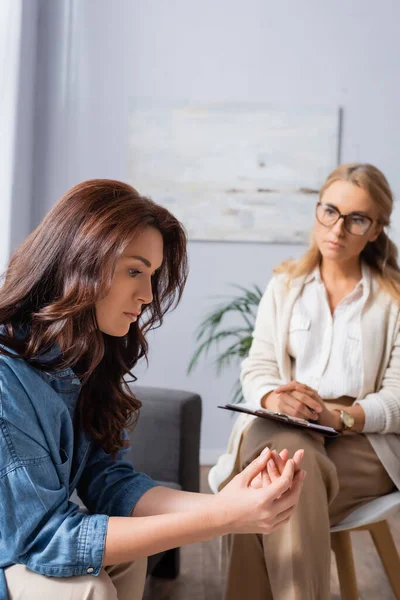 Worried Brunette Woman Mental Problem Visiting Therapist — Stock Photo, Image