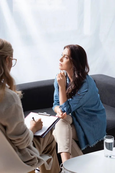 Brunette Woman Mental Problem Visiting Therapist — Stock Photo, Image