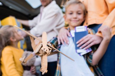 Pasaportu ve arabası bulanık aile dostu bir çocuğun oyuncak uçağı. 