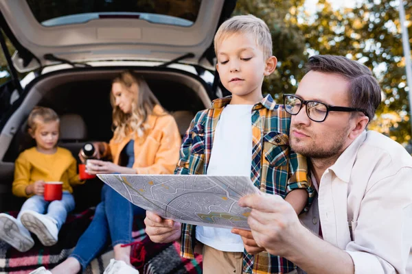 Father Son Looking Map Mother Girl Car Blurred Background — Stock Photo, Image