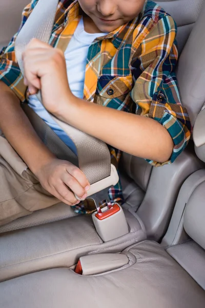 Widok Przycięty Chłopca Pasem Bezpieczeństwa Samochodzie — Zdjęcie stockowe