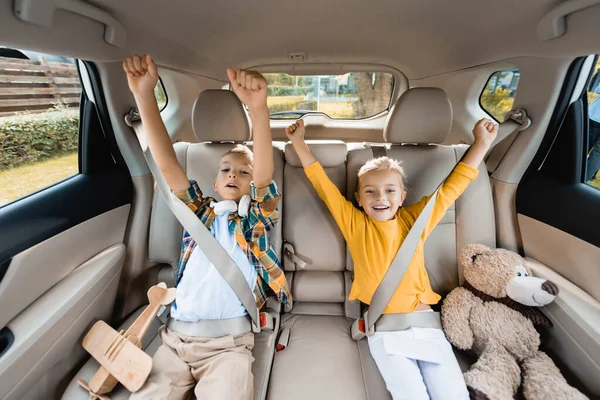 Glimlachende Kinderen Tonen Gebaar Terwijl Zitten Buurt Van Speelgoed Auto — Stockfoto