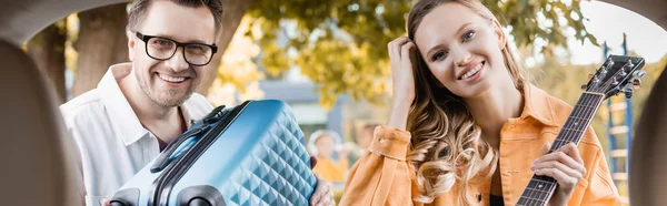 Couple Souriant Avec Valise Guitare Acoustique Regardant Caméra Près Coffre — Photo