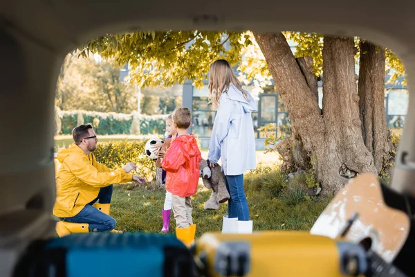 Familie Costum Toamnă Jucării Fotbal Picioare Lângă Portbagajul Mașinii Prim — Fotografie, imagine de stoc