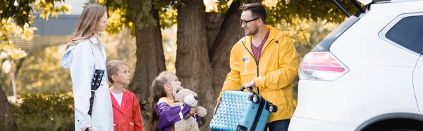 Homme Souriant Tenant Une Valise Proche Famille Avec Guitare Acoustique — Photo