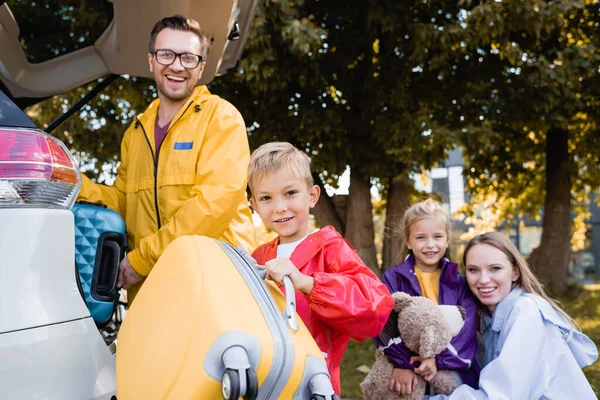 Vrolijke Jongen Houden Koffer Buurt Van Familie Herfst Outfit Auto — Stockfoto