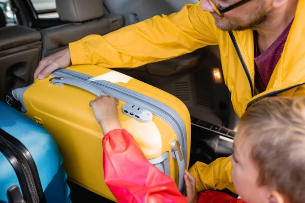 Boy Father Putting Suitcase Trunk Car Trip — Stock Photo, Image