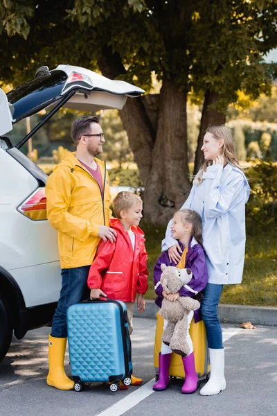 Familia Sonriente Traje Otoño Con Maletas Pie Cerca Del Coche — Foto de Stock