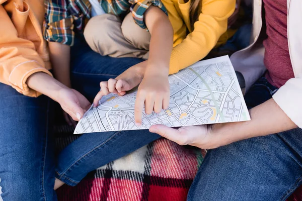 Vista Recortada Del Niño Apuntando Mapa Cerca Los Padres Manta — Foto de Stock