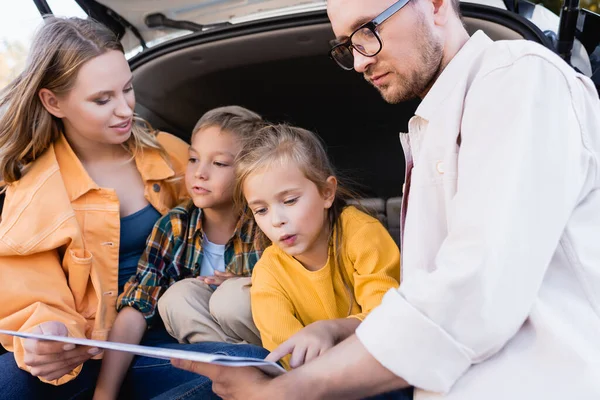 Chica Mirando Mapa Cerca Los Padres Maletero Del Coche — Foto de Stock