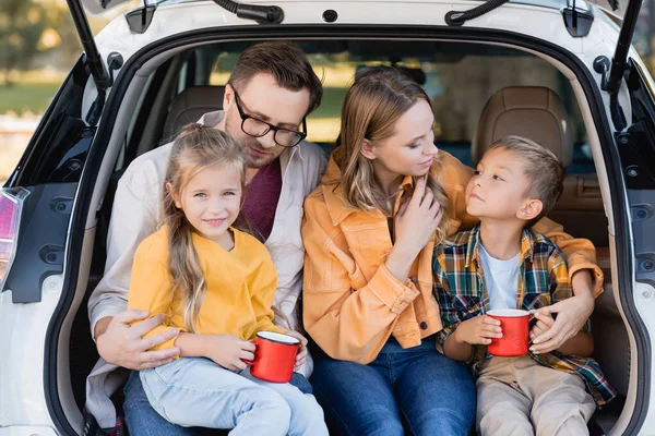 Vidám Gyerekek Kezében Csésze Közelében Szülők Csomagtartójában Auto — Stock Fotó