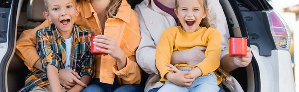 Vrolijke Kinderen Zitten Buurt Van Ouders Met Kopjes Kofferbak Van — Stockfoto