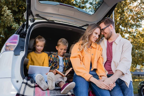 Lachende Kinderen Met Boek Digitale Tablet Zitten Vrachtwagen Van Auto — Stockfoto