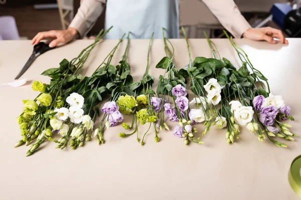 Vágott Kilátás Virágárus Közelében Eustoma Virágok Asztalon Virágüzlet Homályos Háttér — Stock Fotó