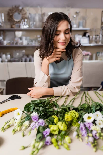 Happy Florist Looking Eustoma Flowers Table Flower Shop Blurred Foreground — Stock Photo, Image