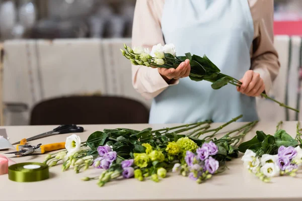 Vista Parcial Florista Sosteniendo Flores Eustoma Mientras Hace Ramo Tienda — Foto de Stock