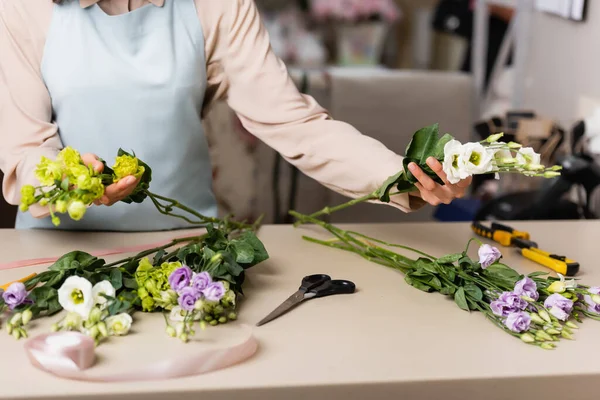 Gedeeltelijk Uitzicht Bloemist Rangschikken Boeket Met Eustoma Bloemen Wazig Voorgrond — Stockfoto