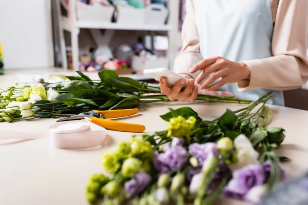 Gesneden Weergave Van Bloemist Met Behulp Van Smartphone Buurt Van — Stockfoto