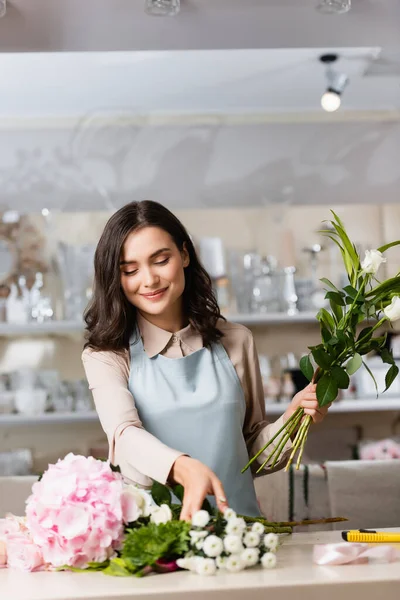 Sorrindo Florista Morena Com Flores Tomando Crisântemos Mesa Com Racks — Fotografia de Stock