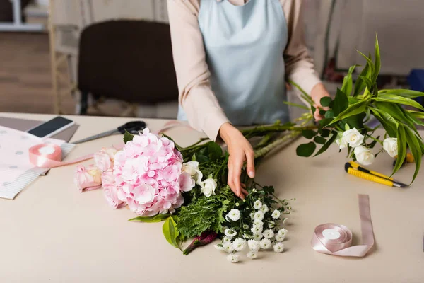 Vista Cortada Florista Com Rosas Tomando Crisântemos Mesa Com Ferramentas — Fotografia de Stock