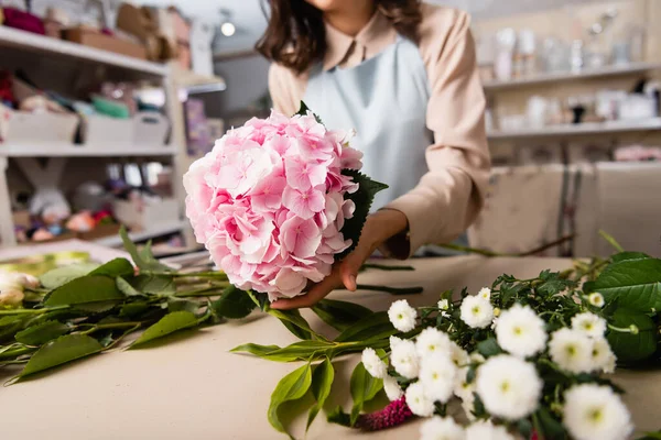 Close View Blooming Hydrangea Hand Florist Chrysanthemums Desk Blurred Background — Stock Photo, Image