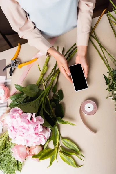 Çiçekçinin Elinde Çiçeklerin Yanındaki Boş Ekranlı Akıllı Telefon Görüntüsü — Stok fotoğraf