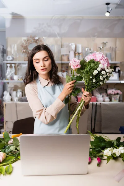 Florist Composing Bouquet Rose Hydrangea Chrysanthemums While Looking Laptop Desk — Stock Photo, Image