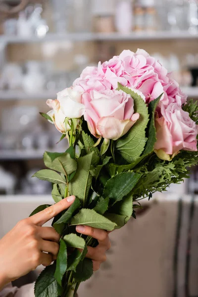 Primer Plano Ramo Con Hortensias Florecientes Rosas Manos Florista Femenina — Foto de Stock
