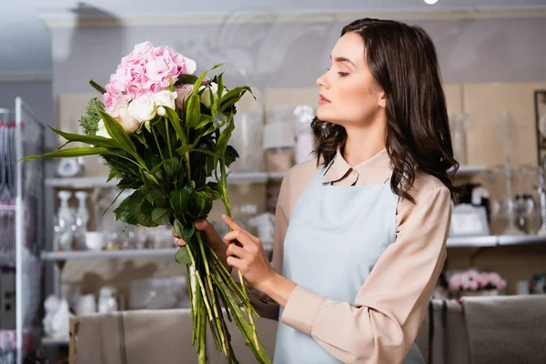 Morena Florista Feminina Arranjando Buquê Com Prateleiras Borradas Vasos Fundo — Fotografia de Stock