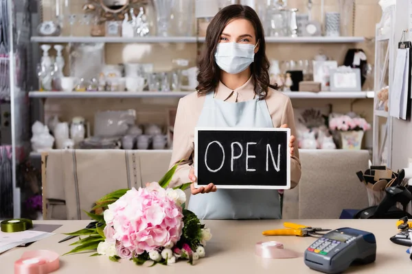 Floristería Sosteniendo Pizarra Con Letras Abiertas Cerca Ramo Escritorio Con — Foto de Stock