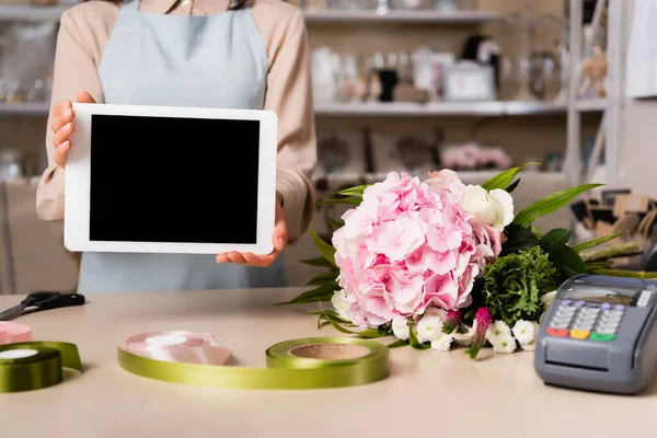 Vista Recortada Floristería Sosteniendo Tableta Digital Cerca Ramo Escritorio Con — Foto de Stock